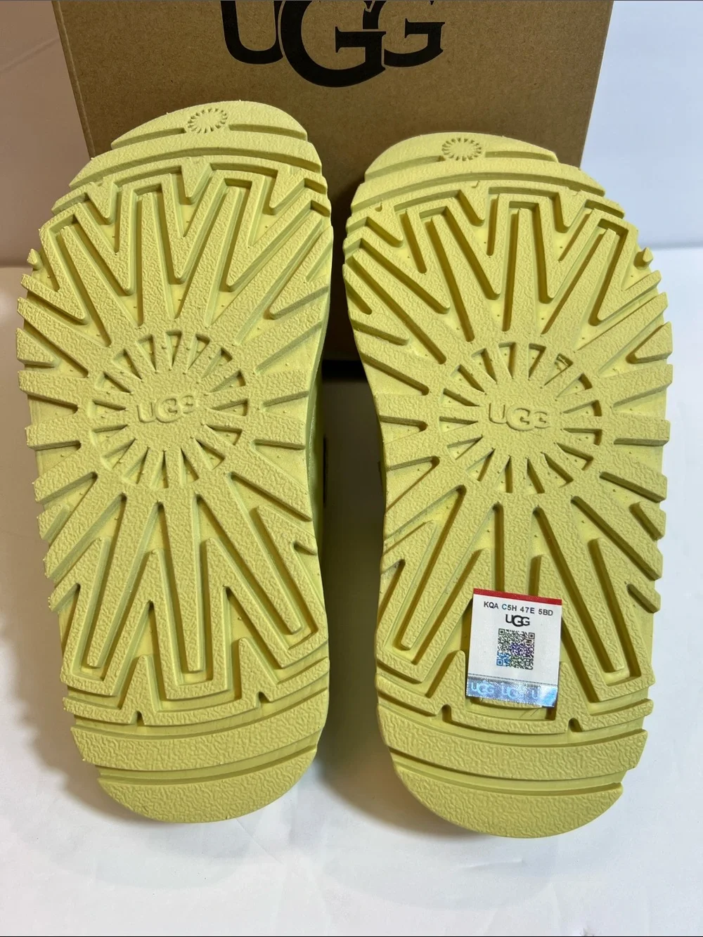 UGG Kids‎ Goldenglow Slide GLDN Yellow Platform Sandals Size 2 Youth New in Box
